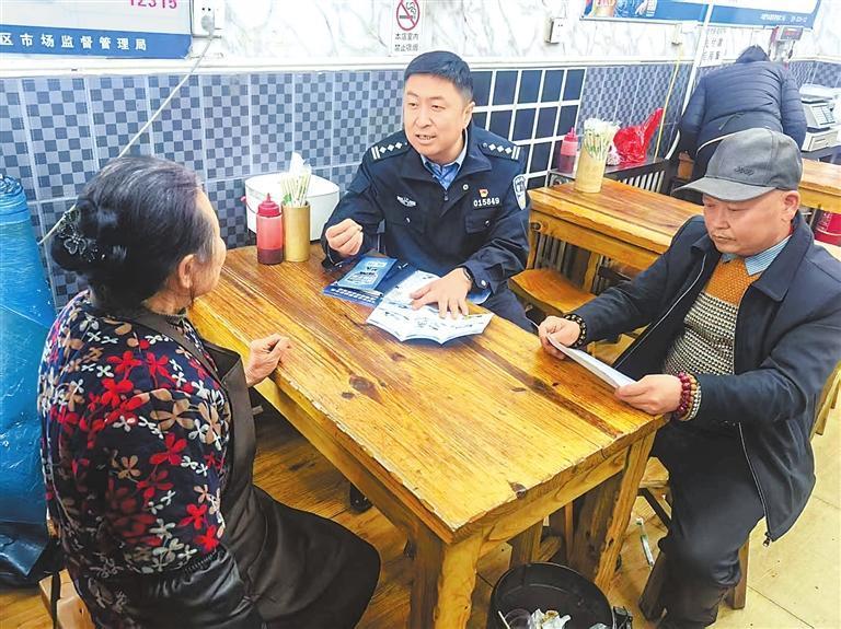 张峰天向辖区群众开展反诈宣传