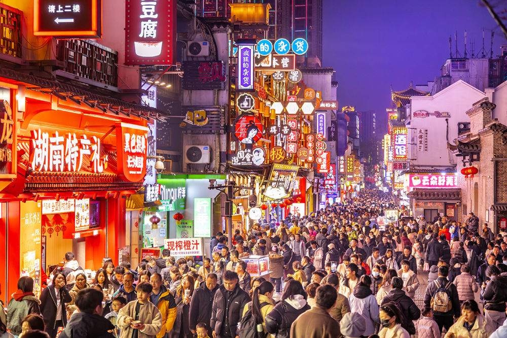 游客在长沙市天心区太平老街游玩。石亮 摄