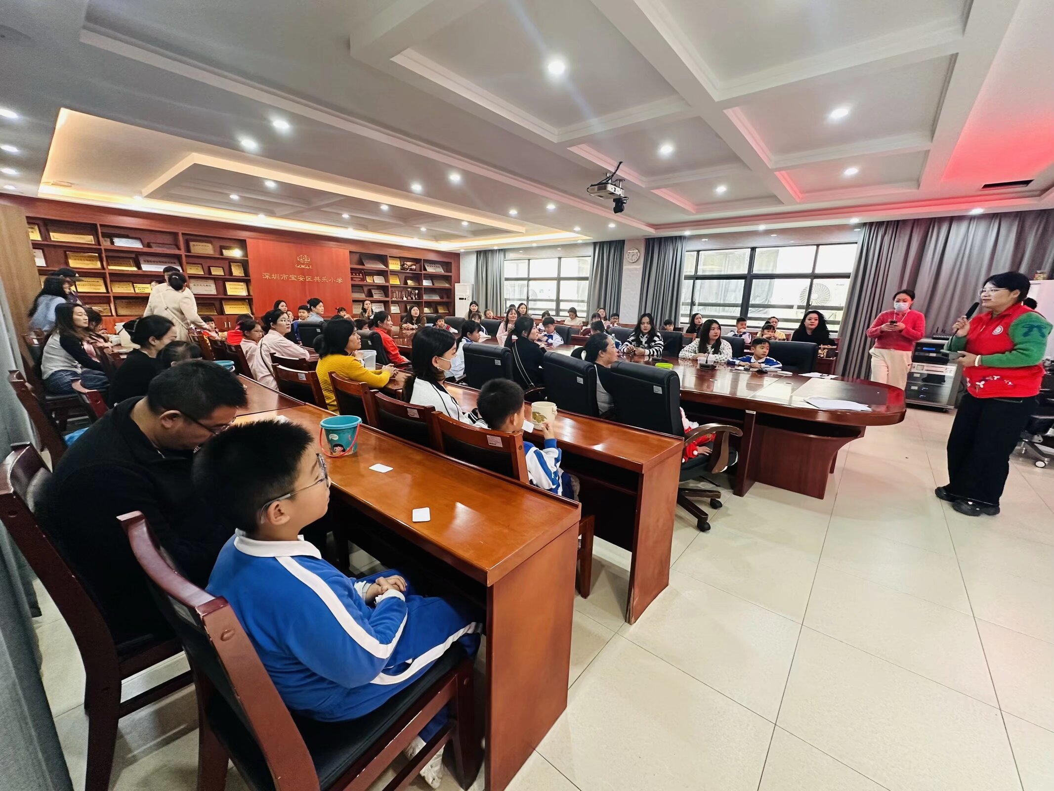 诗韵拓香润童心 亲子共筑育新苗  共乐社区联合共乐小学开展诗词植物拓印书签创作活动