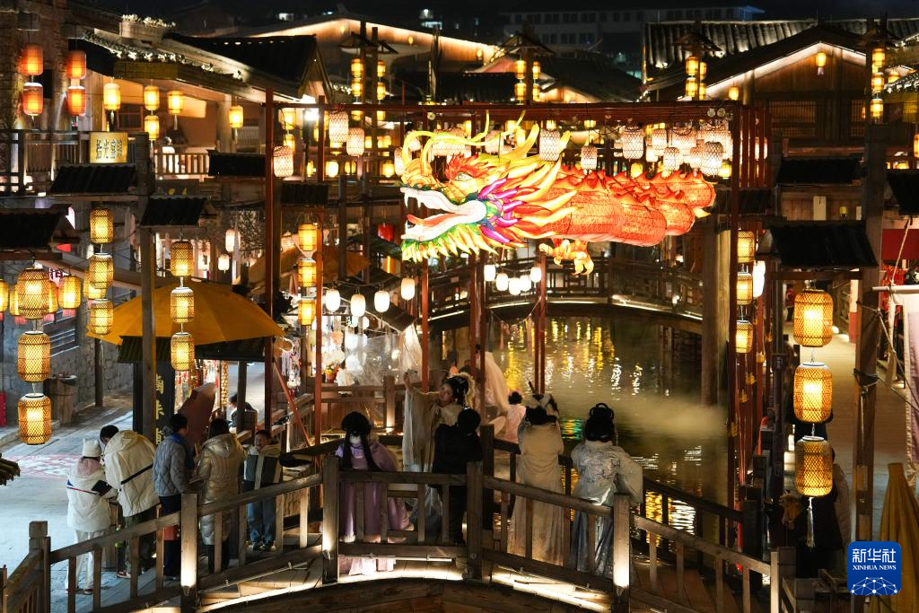 1月9日，游客在南岳里赏景游玩。新华社记者 陈振海 摄