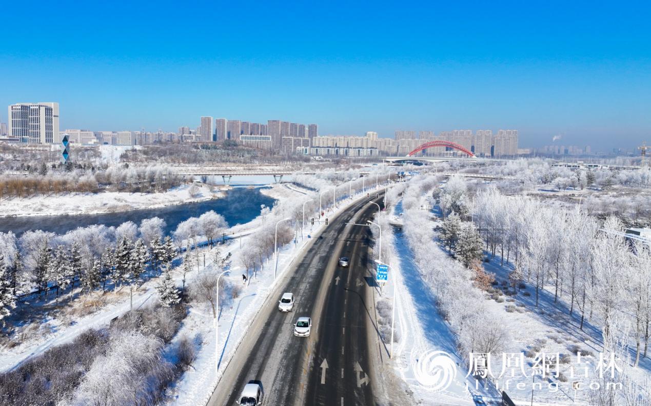 长春伊通河畔雾凇。