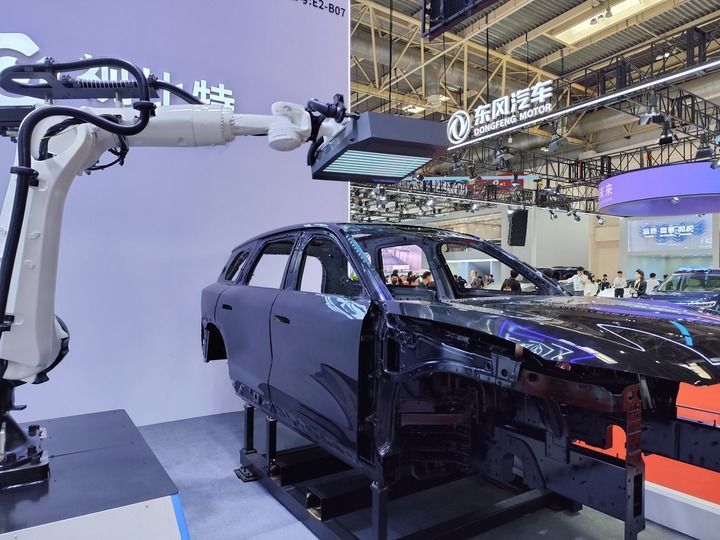 在湖南视比特机器人有限公司展台，机器在进行汽车漆面缺陷检测。新华社记者 金地 摄