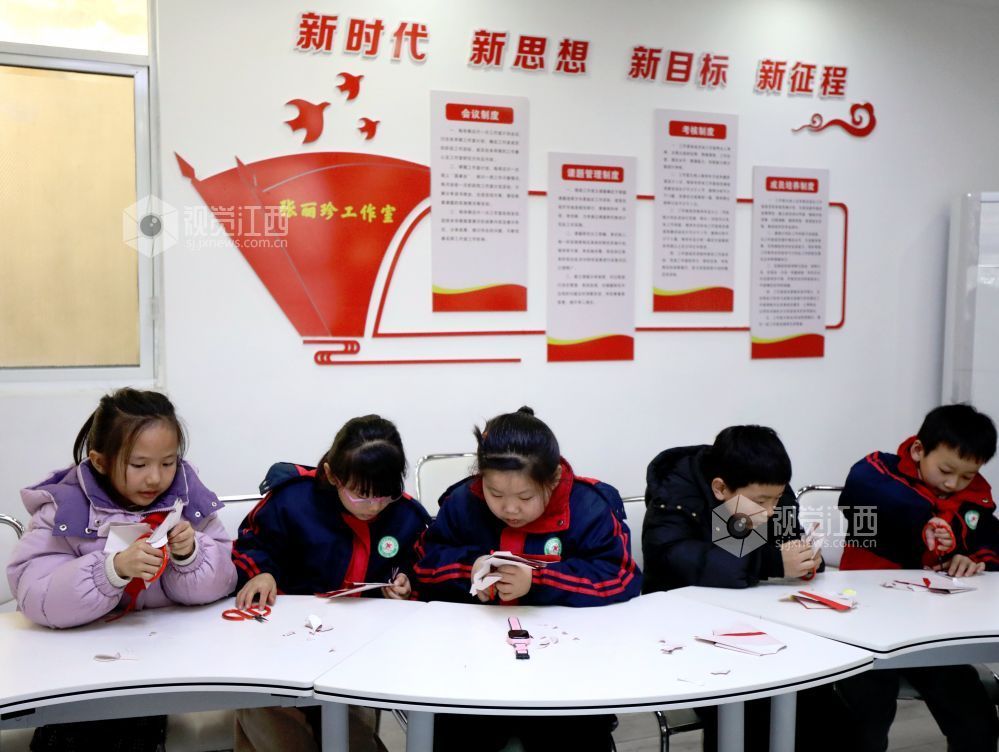 2025年12月31日，江西省分宜县文化馆组织非物质文化遗产项目传承人走进分宜县第二中心小学开展“非遗进校园 文共传承”活动，让学生们“零距离”体验采茶戏、竹编、剪纸、药香等非遗技艺，感受优秀传统文化的独特魅力。