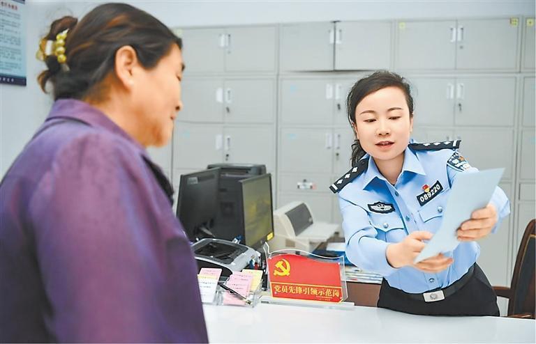 权朝梅为群众办理户籍业务