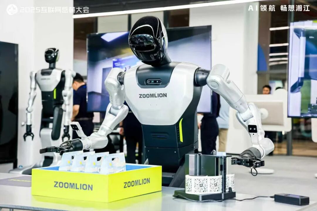 （中联重科轮式机器人演示粘贴二维码。图源中联重科）