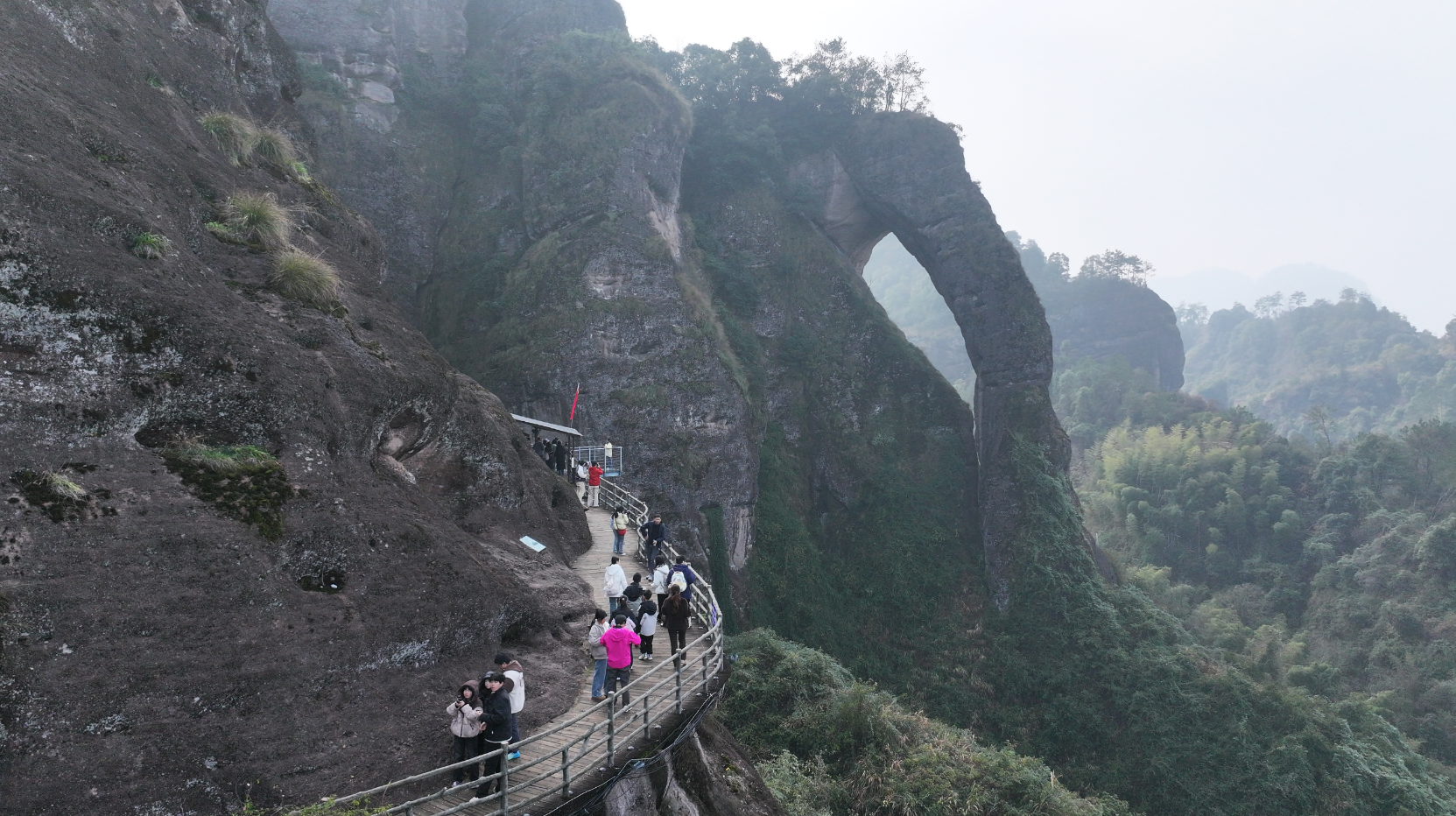 青春执笔绘仙山！高校百名学子赴龙虎山创作 赋能文旅传播