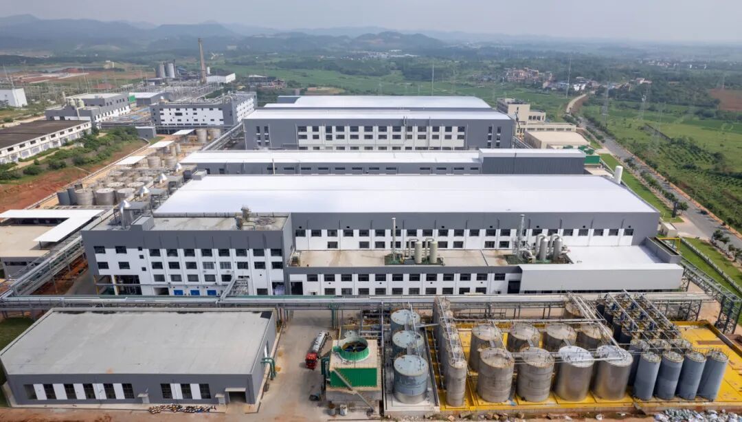 赣锋循环科技有限公司年产2万吨电池级碳酸锂及8万吨电池级磷酸铁项目现场，项目主要通过拆解退役电池，生产电池级碳酸锂及磷酸铁，实现绿电绿色循环。记者凌厚祥摄