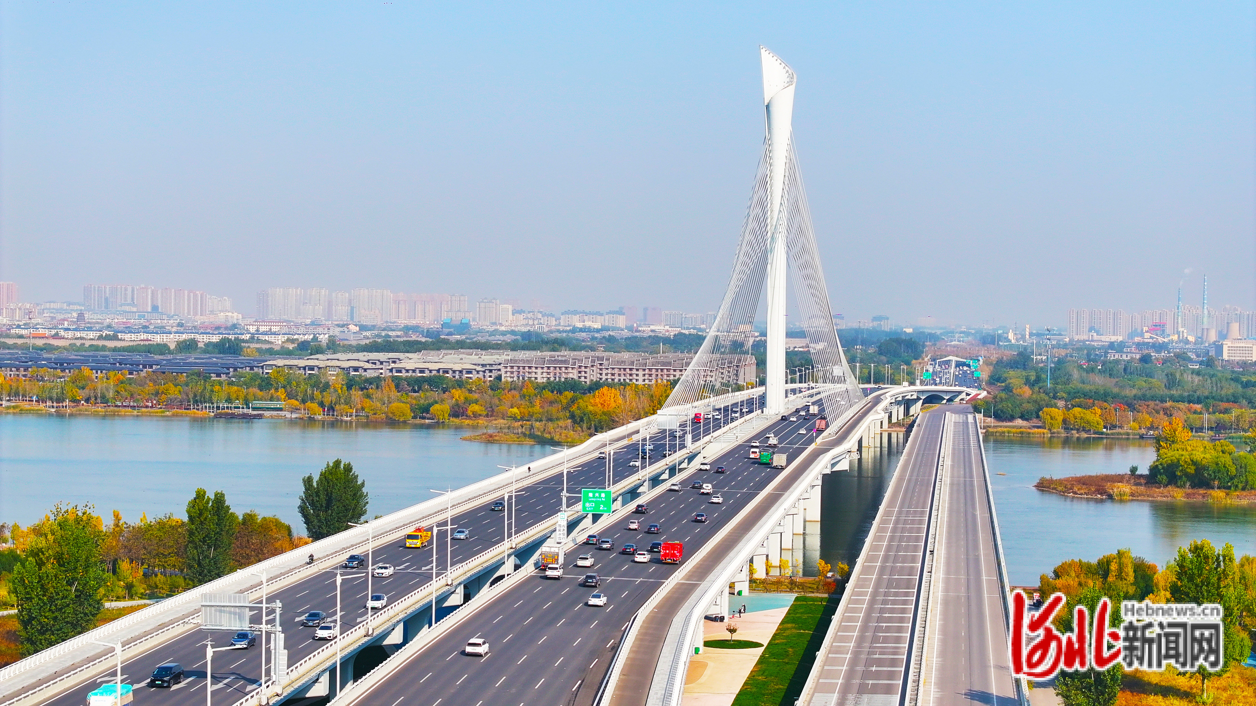 2025年11月3日,车辆在石家庄市复兴大街上行驶。(资料片)河北日报记者史晟全摄