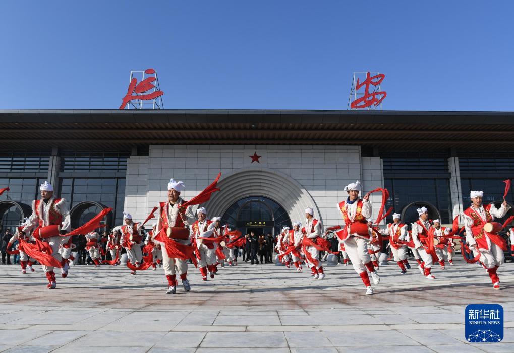 2018年11月8日，陕西延安南泥湾机场正式通航，演员在南泥湾机场进行通航庆祝表演。新华社记者 张博文 摄