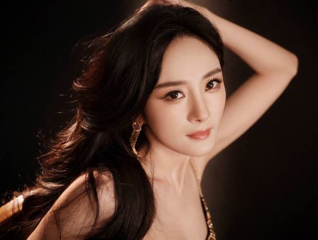 杨幂的五官精致，美貌养眼。