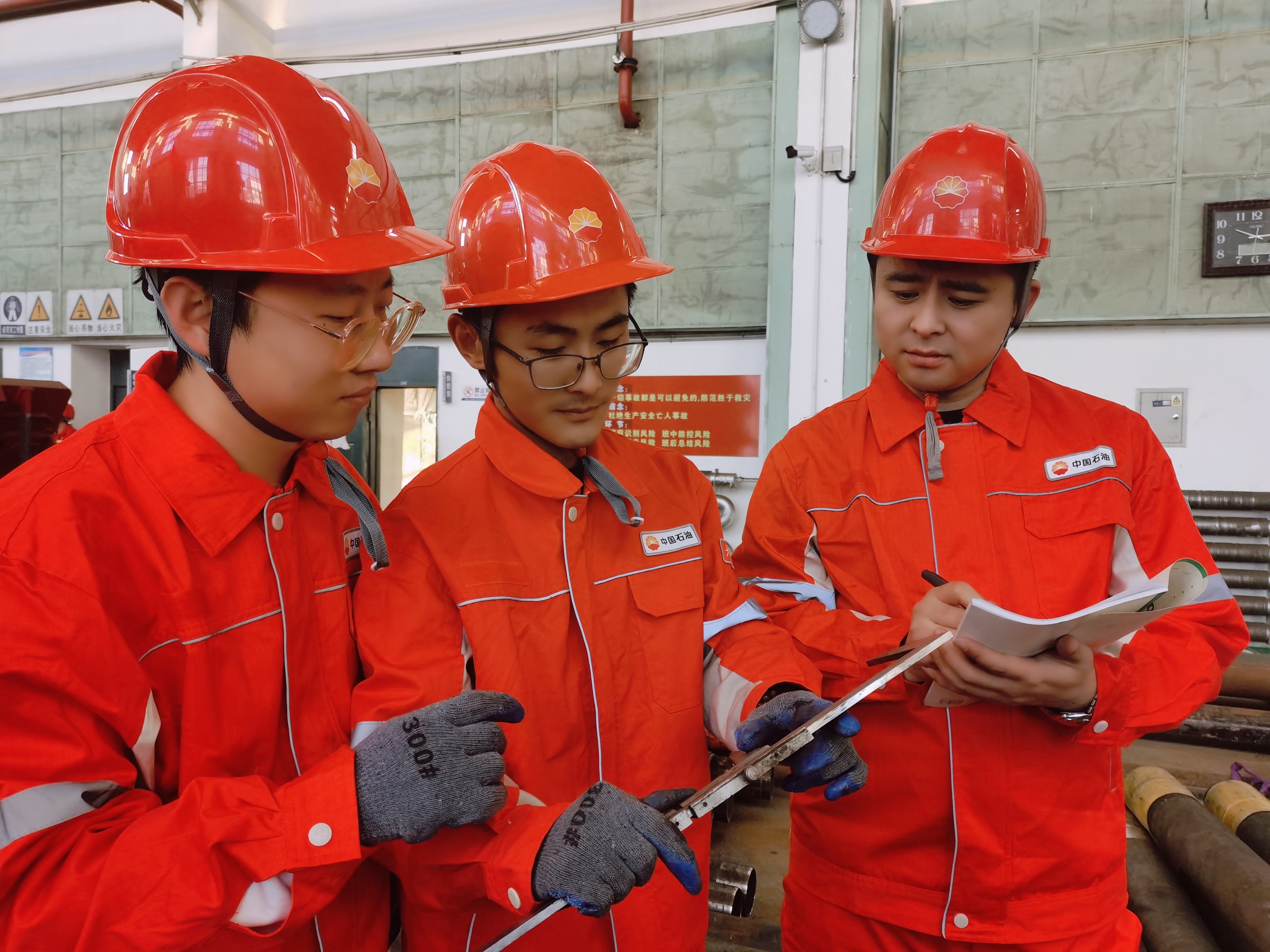 工程师们校核零件尺寸