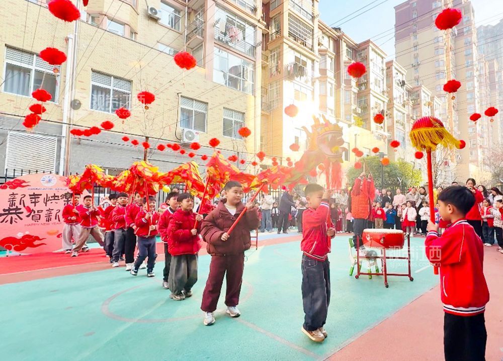 小朋友在幼儿园内舞龙舞狮，喜迎新年到来。