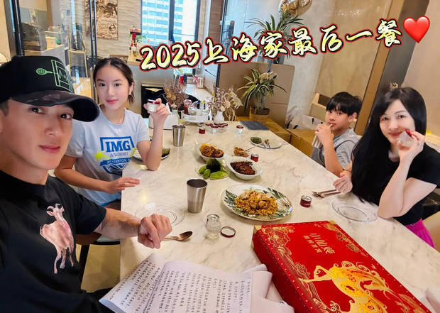 搜狐娱乐讯 近日，吴尊在社交平台上晒出跨年全家福，并配文称：“2026，你好，回想2025，真的没什么好遗憾的，生活中的起起落落就要学会接受，从中学习，接受不完美，努力过好每一天，这就是幸福的态度。感恩今年所有的爱与缘分，大家都辛苦了，好好的庆祝一下，告别2025，Hello 2026！”