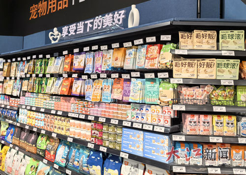 超市内的宠物用品专区。