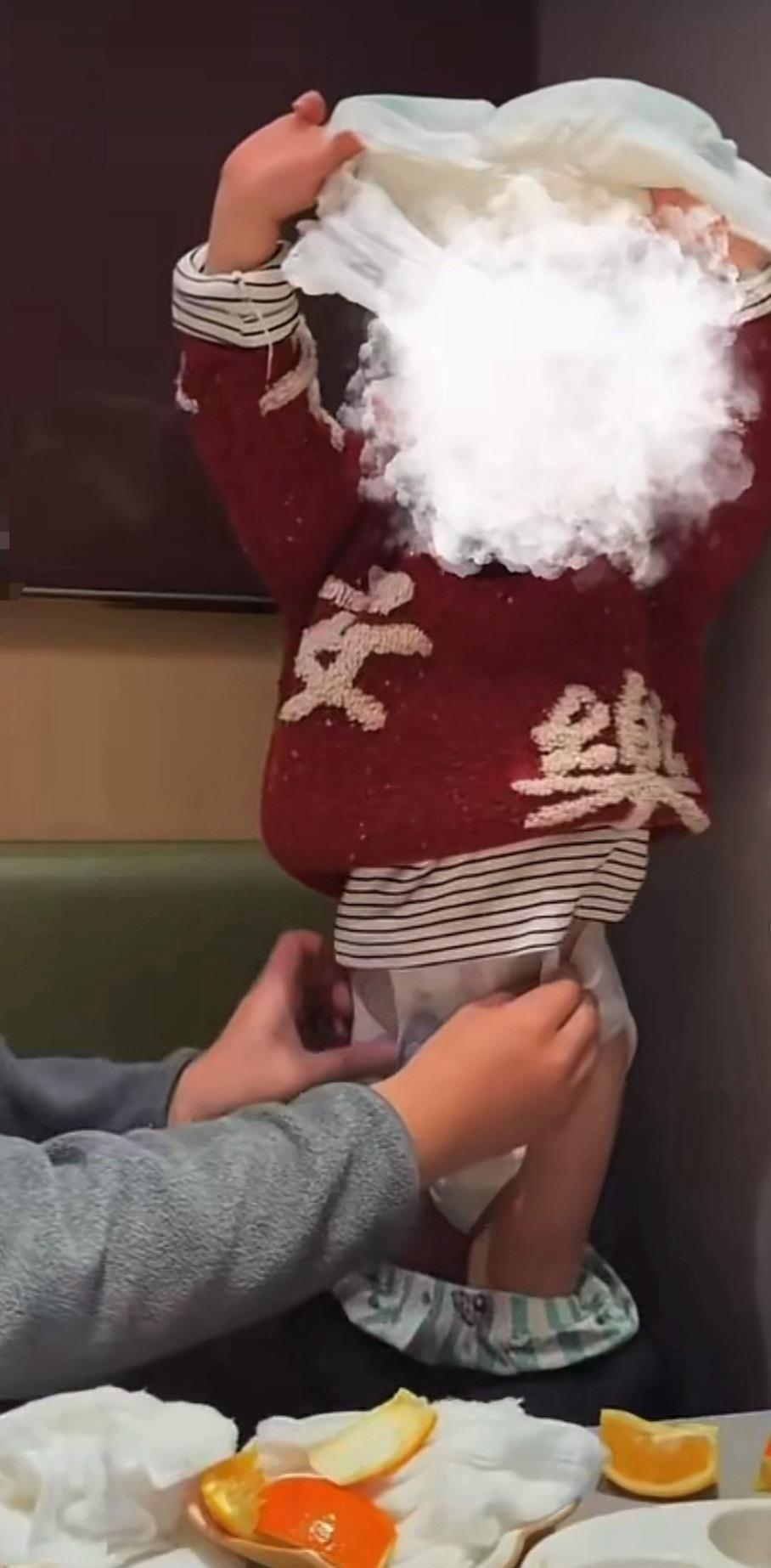 “幼童将尿不湿扔进火锅”引热议 涉事海底捞门店：已报警