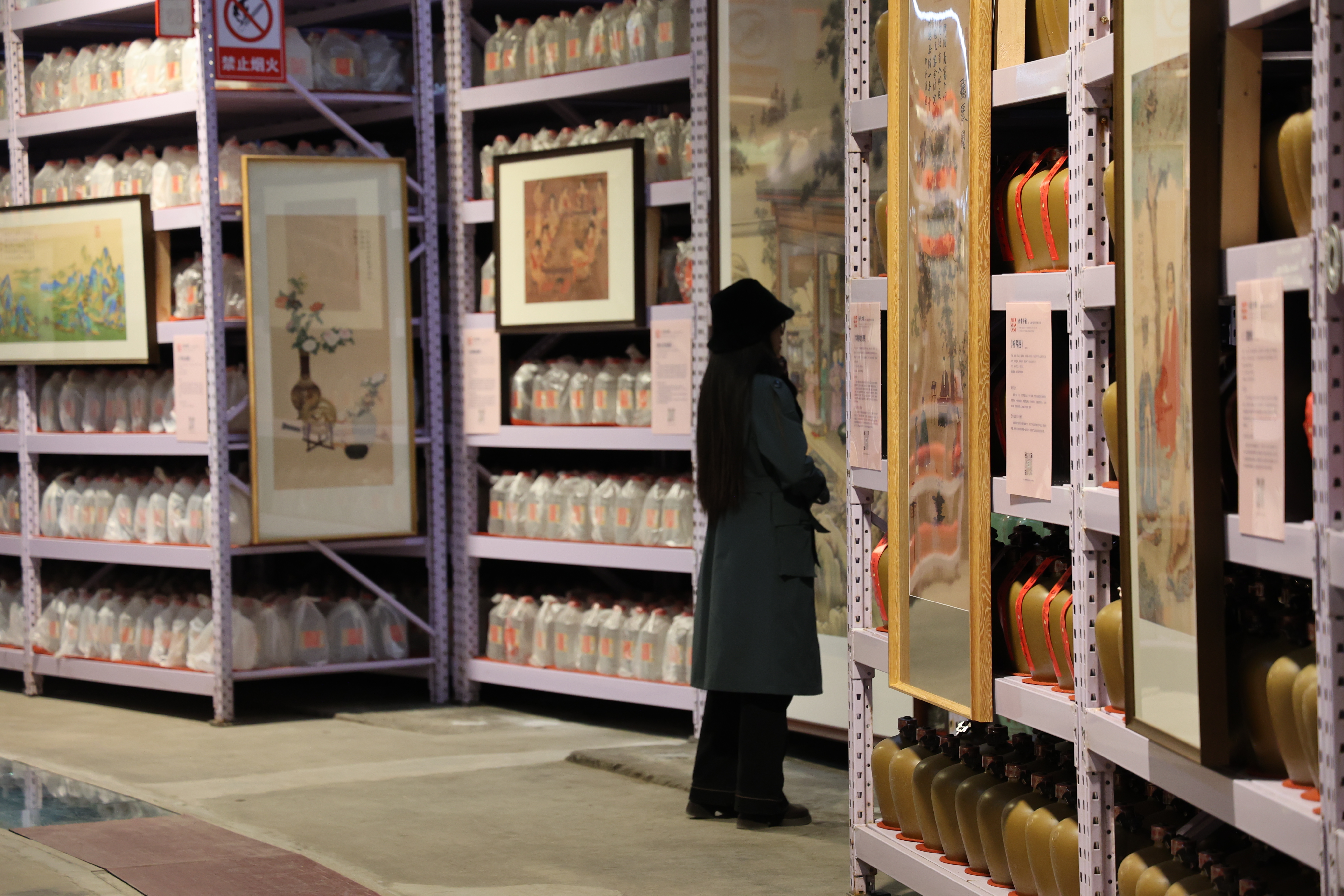 前来观展的游客在名画前驻足欣赏。贾翠摄