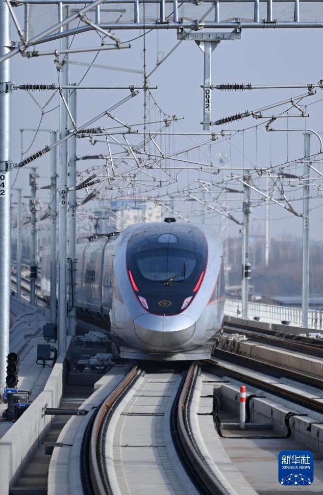 2025年12月26日，西安开往延安的西延高铁首发C9312次列车从富平南站驶出。新华社记者 李一博 摄