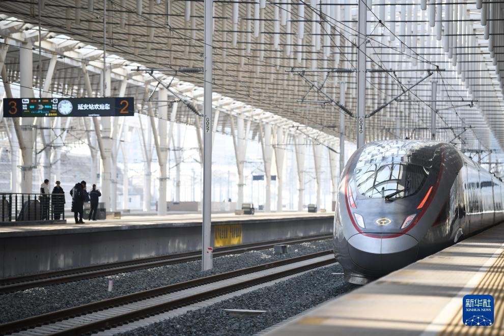 2025年12月26日，西延高铁首发列车从延安站驶出。新华社记者 张博文 摄