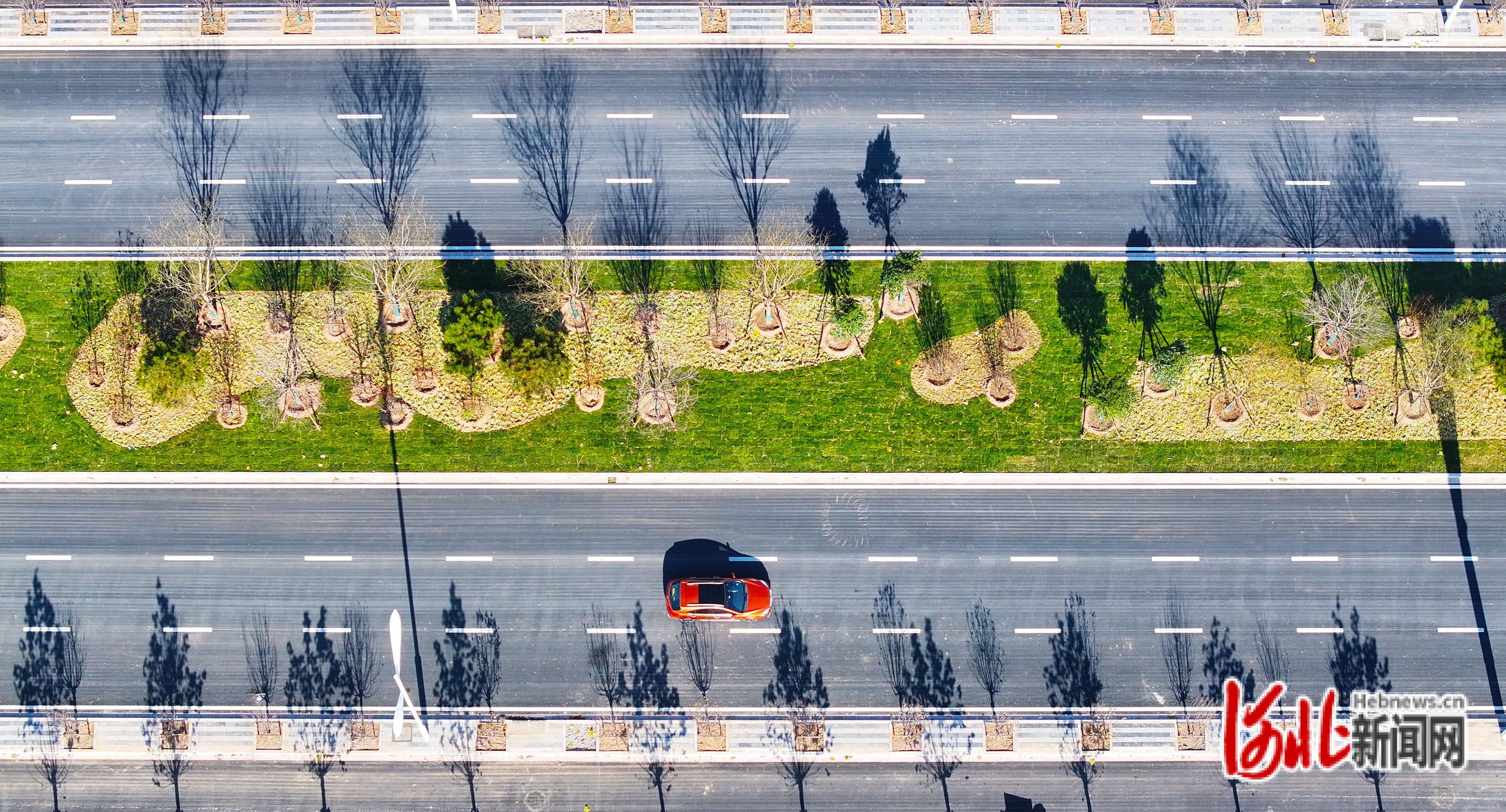 2025年11月18日,车辆行驶在石家庄市宝源路(复兴大街至珠峰大街)道路上。该道路的通车,新增了一条连接复兴大街的城市主干路,提高了区域通行效率。(资料片)河北日报记者史晟全摄