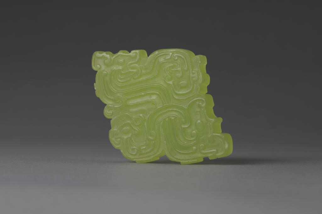 这是长春遗址出土的玉人龙合纹佩。(陕西省考古研究院供图)