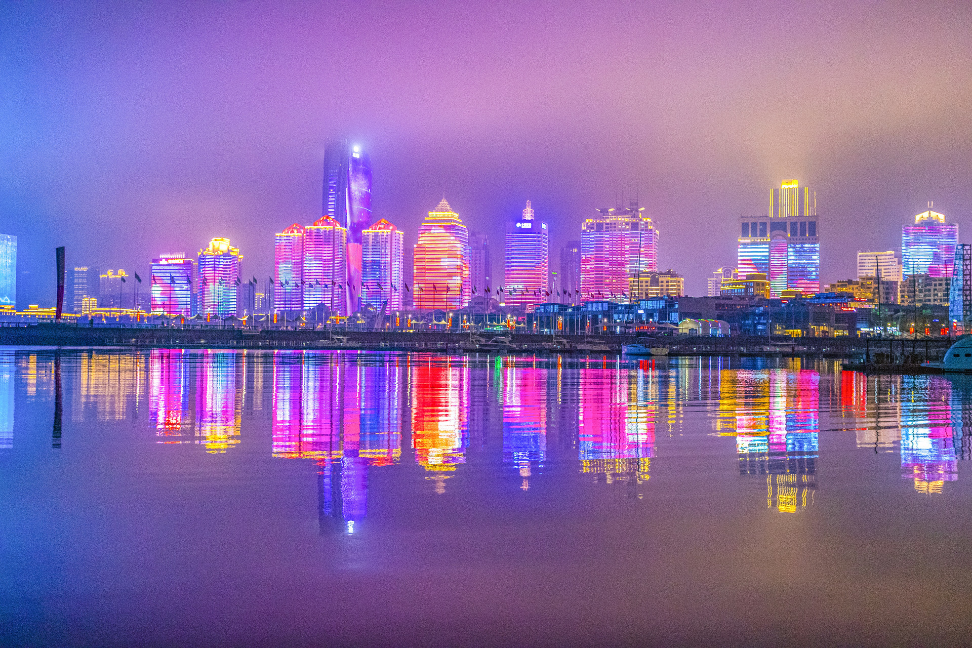 传递元旦欢欣与暖意 青岛浮山湾点亮新年主题灯光秀