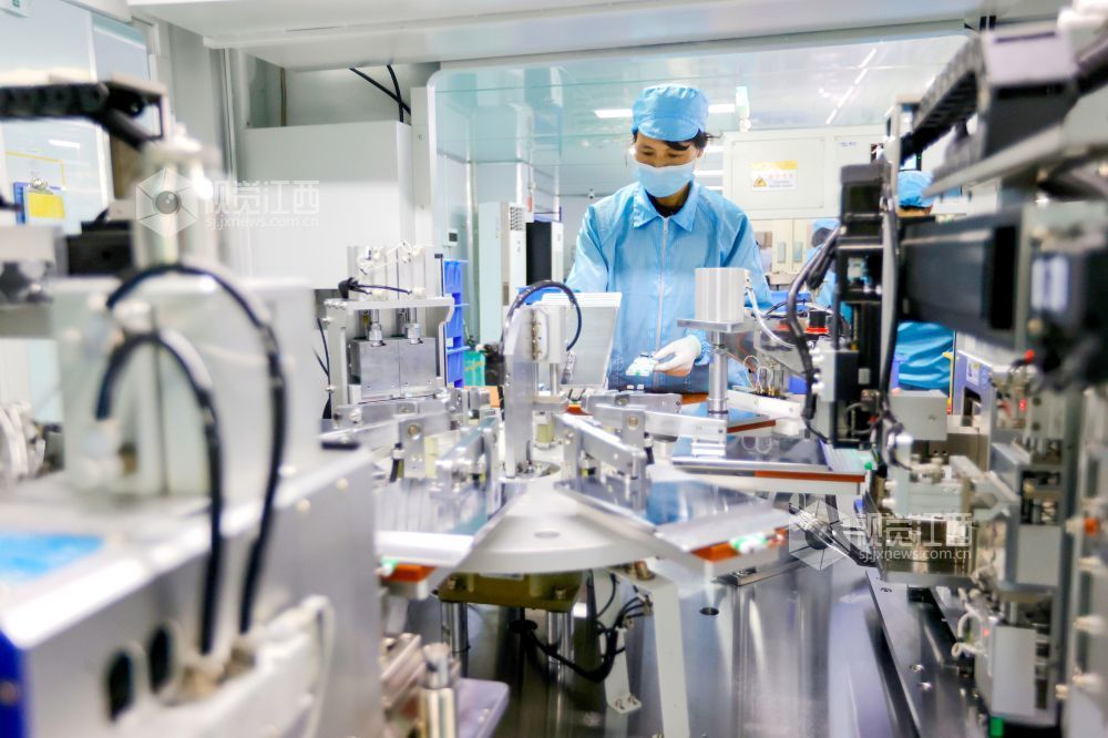 2026年1月4日，在江西省吉安市峡江县工业园区一家企业车间内，工人在生产新能源电池。