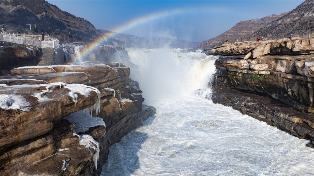 冬日中的黄河壶口瀑布出现“冰瀑”景观。