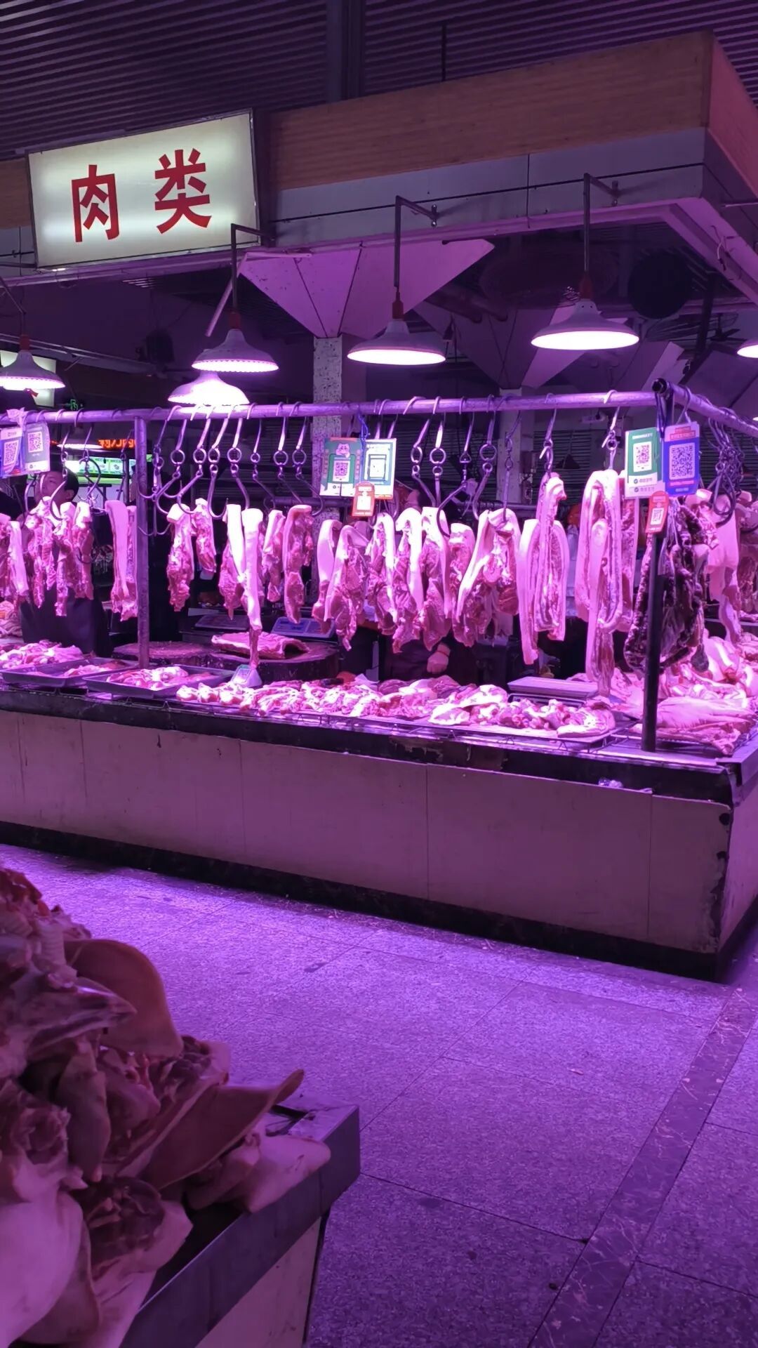 商户口中的“新国标灯” 近看是白色灯珠 远观却泛红