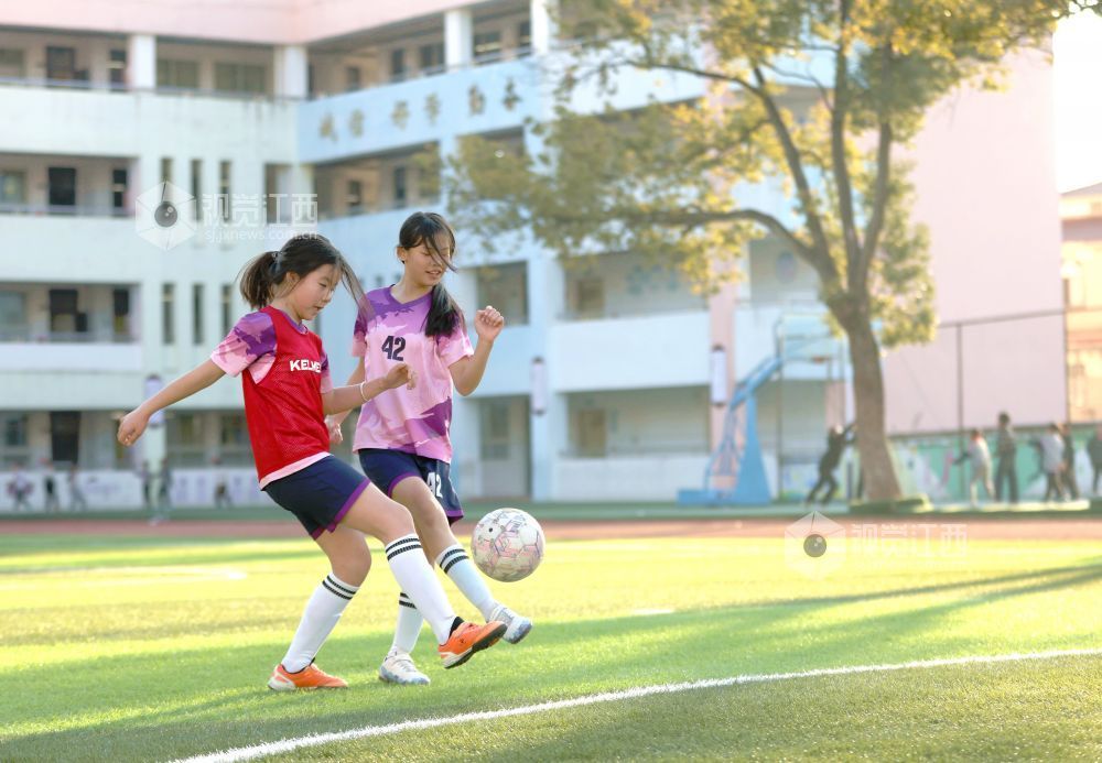 江西分宜：女子足球训练忙（图）