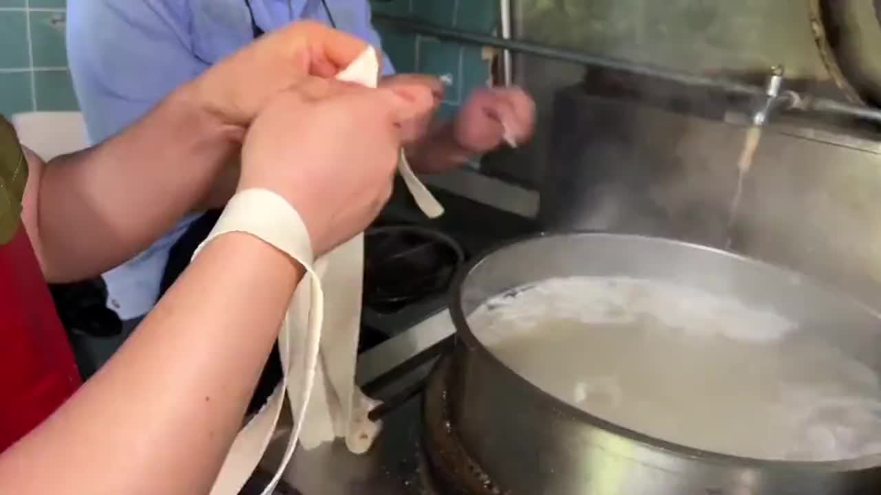 甘肃兰州大哥“独创”美食，4分钟一锅，最多一天1000多碗