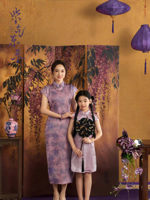 搜狐娱乐讯 近日,一组董璇和小酒窝的节日美照曝光,只见母女两人同穿紫色系旗袍。
