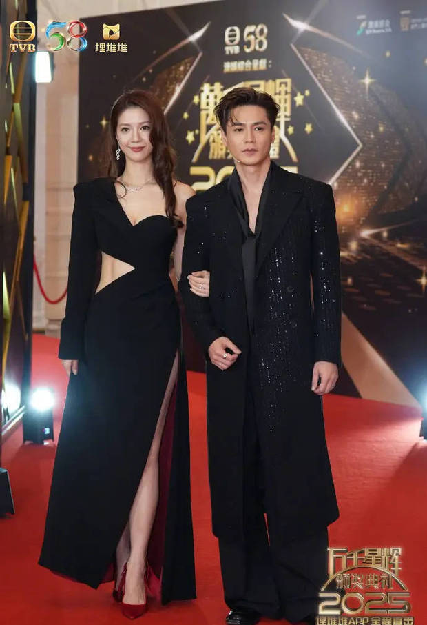 罗子溢穿黑色亮片大衣，与陈晓华一起走红毯。