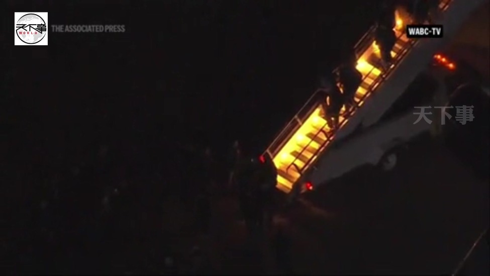 马杜罗走下飞机舷梯画面曝光