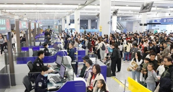 港珠澳大桥珠海口岸出入境客流破亿 “黄金通道”加速粤港澳融合