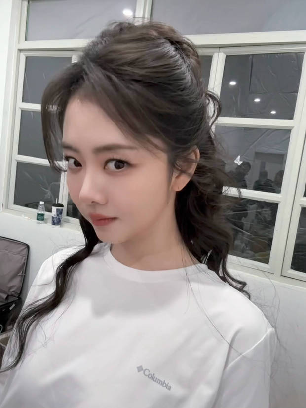 谭松韵眼神古灵精怪。