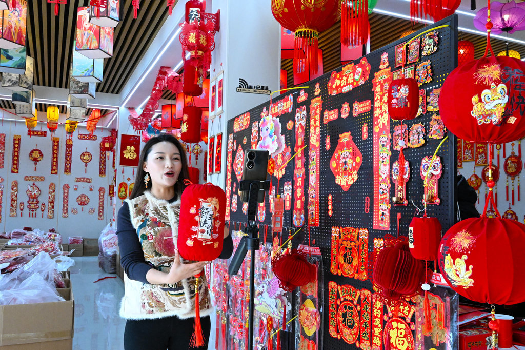 1月7日，石家庄市藁城区屯头村一家商铺内，主播在进行直播带货。