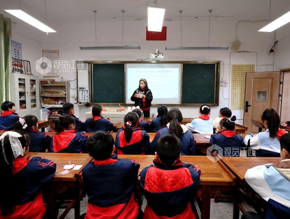 2025年12月31日，江西省分宜县文化馆组织非物质文化遗产项目传承人走进分宜县第二中心小学开展“非遗进校园 文共传承”活动，让学生们“零距离”体验采茶戏、竹编、剪纸、药香等非遗技艺，感受优秀传统文化的独特魅力。