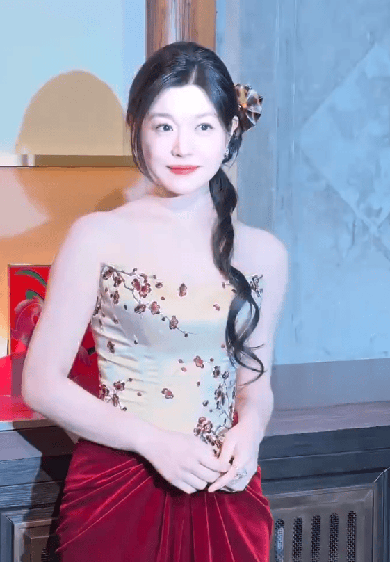 陈妍希穿红金配色抹胸裙。
