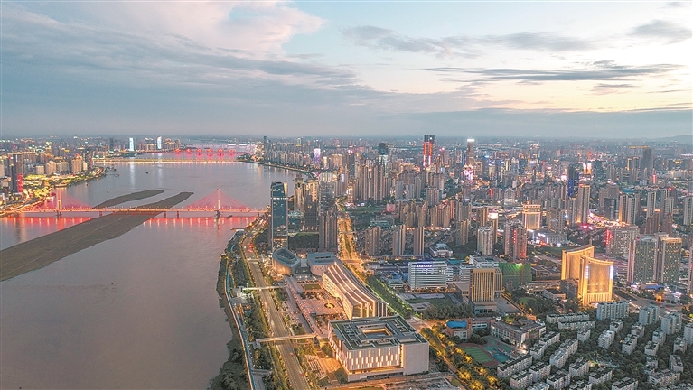 南昌“一江两岸”灯火璀璨，一座座大桥横卧赣江，蔚为壮观。江西日报全媒体记者 洪子波摄