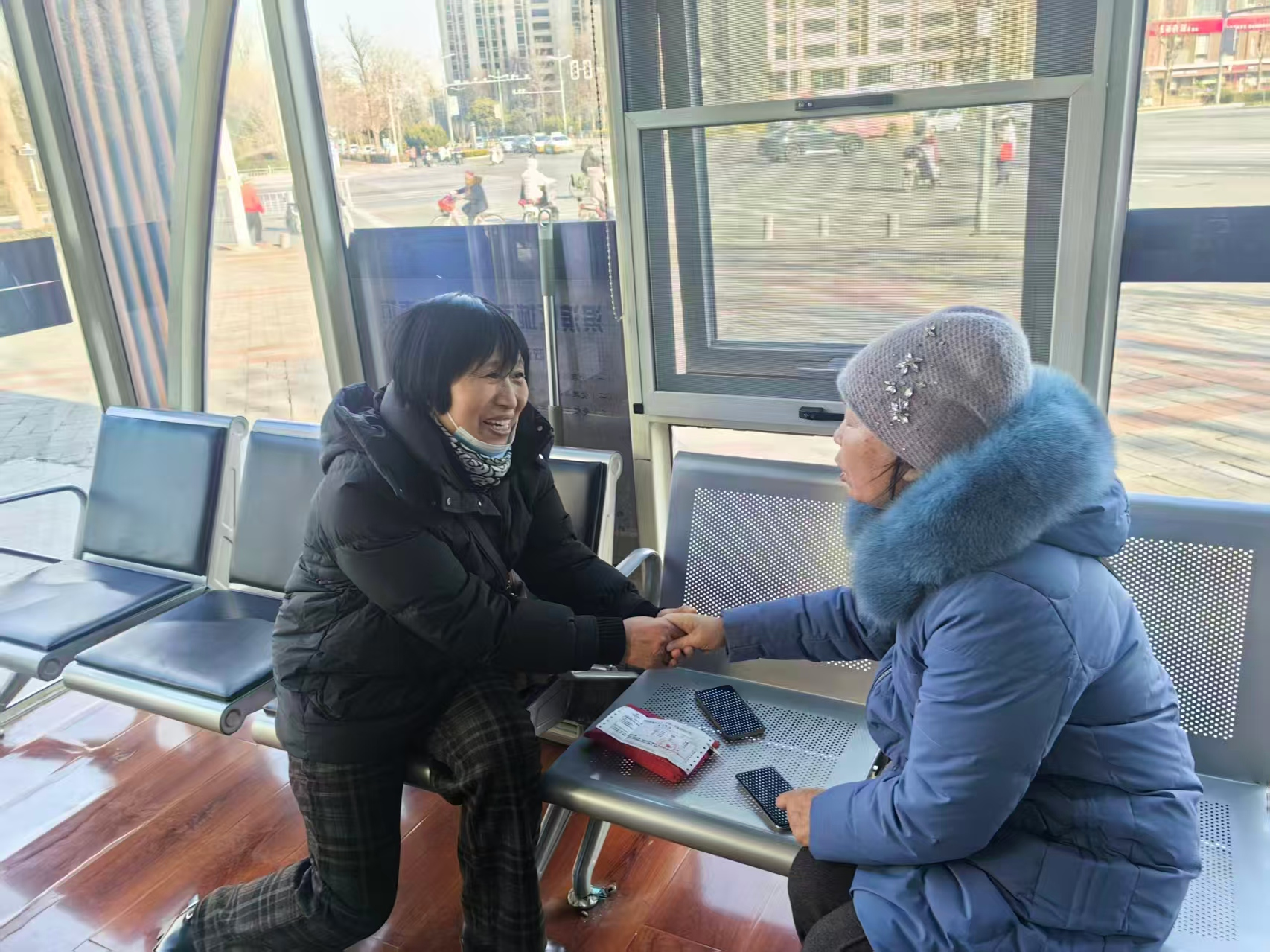 鹤壁市淇滨区：热心市民拾金不昧 淇滨城管暖心寻主