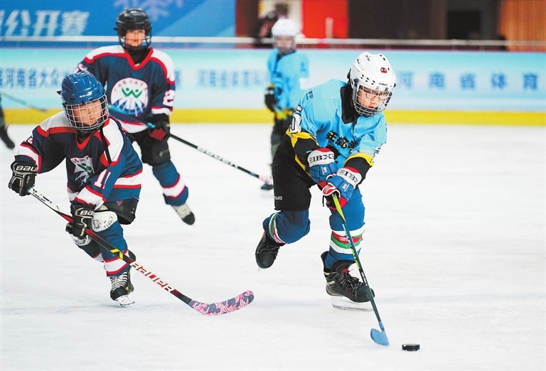 在郑州举行的河南省大众冰雪系列活动冰球公开赛。记者 黄晖 摄