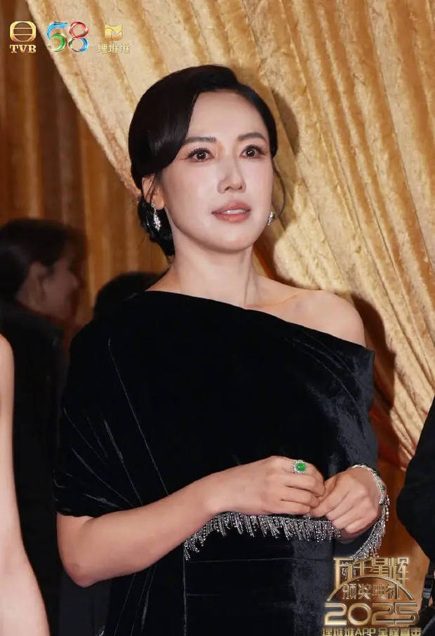 李施嬅穿斜肩长裙气质温柔。