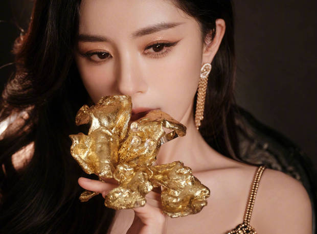 杨幂的皮肤细腻白嫩，保养有方。