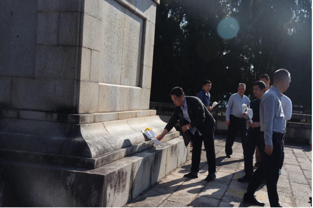 基地政工部刘斌部长为三河坝战役遗址烈士纪念碑献花