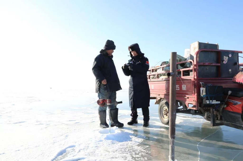 移民管理警察检查渔民《边境地带通行许可证》