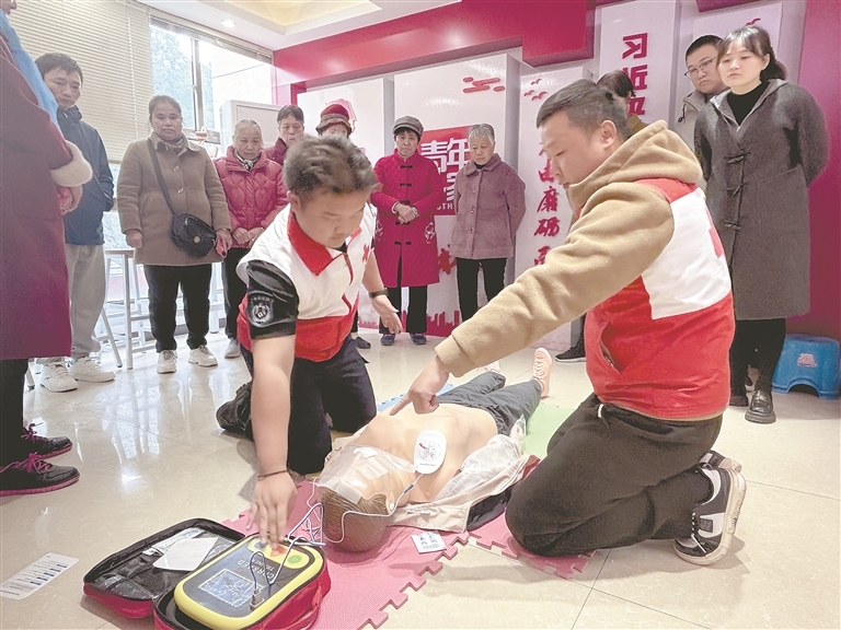 澄碧湖社区开展“CPR+AED”急救技能演练