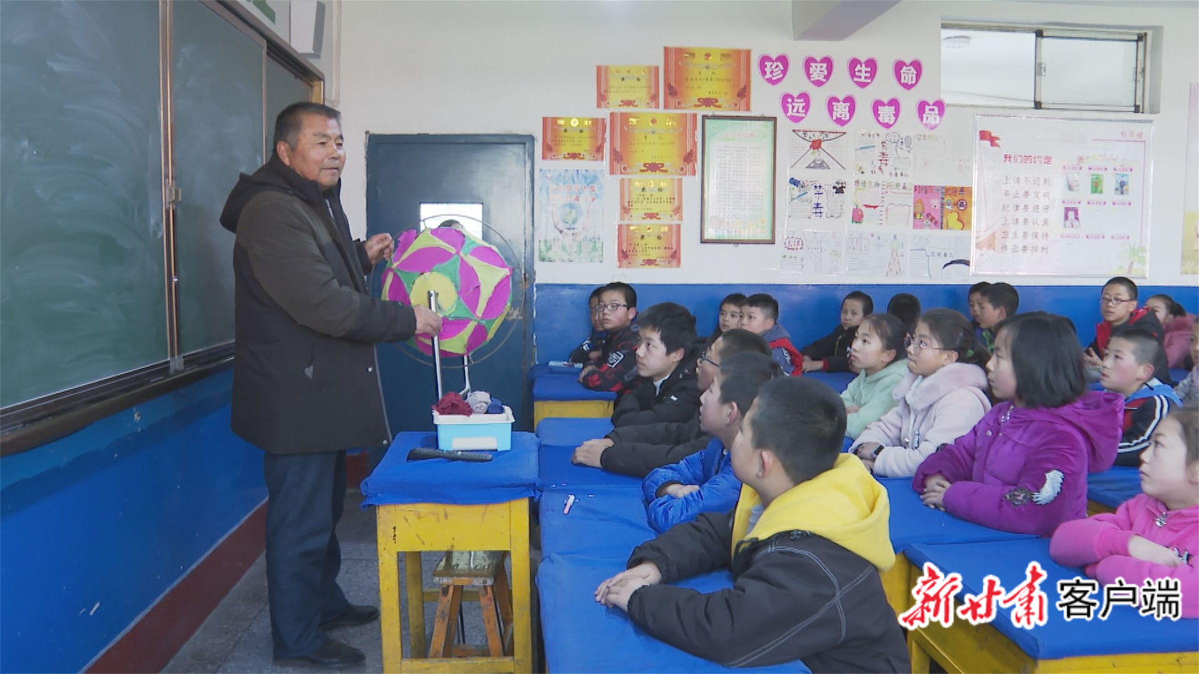 省级非遗代表性传承人张安邦在景泰县第二小学教授滚灯技艺