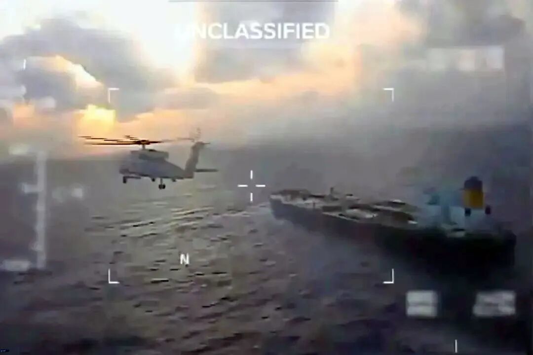 唐驳虎:特朗普先掳马杜罗,后抢俄油轮,揭示了这几个残酷真相