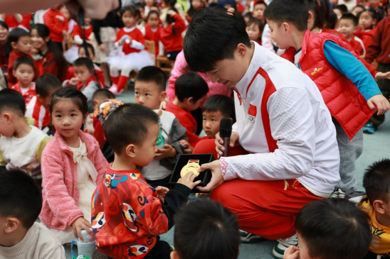 凤凰网|奥运冠军进深圳校园，助力学前教联体发展
