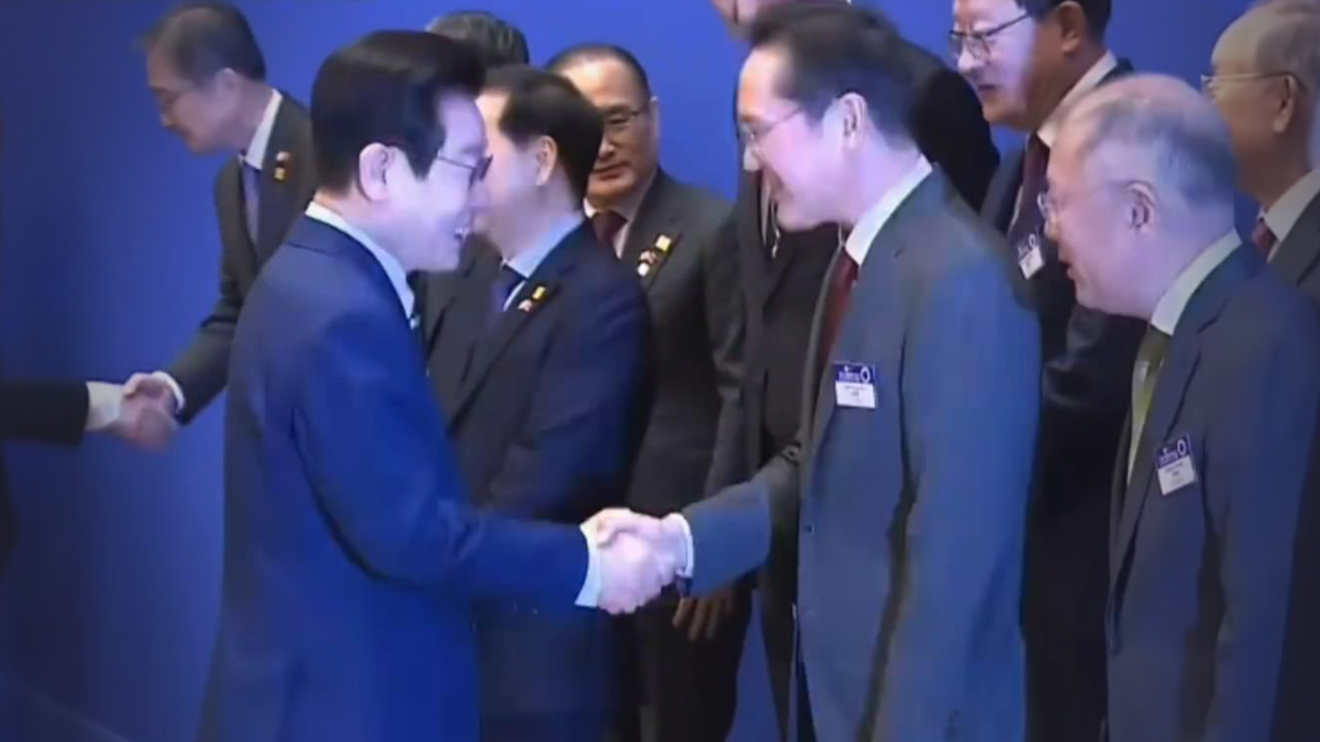 李在明在北京出席活动，与同在现场的李在镕微笑握手：“你来了啊”凤凰网视频凤凰网 